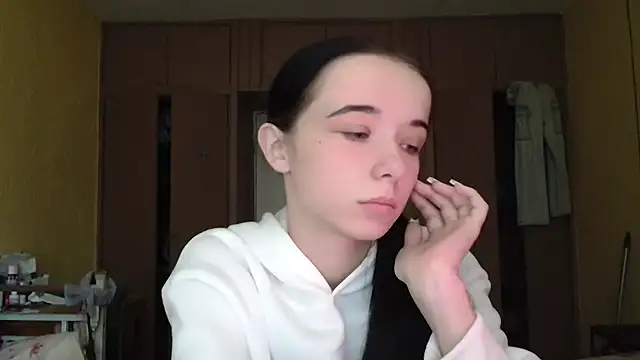 Snapshot of Emilia_Light chatting on 10-20-25, 09:43 Emilia Light online show from 10-20-25, 09:43