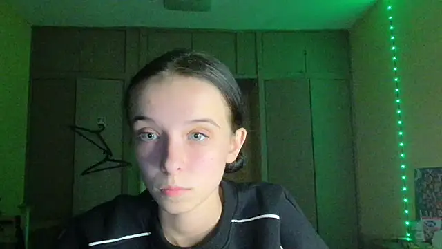 Snapshot of Emilia_Light chatting on 10-11-25, 06:53 Emilia Light online show from 10-11-25, 06:53