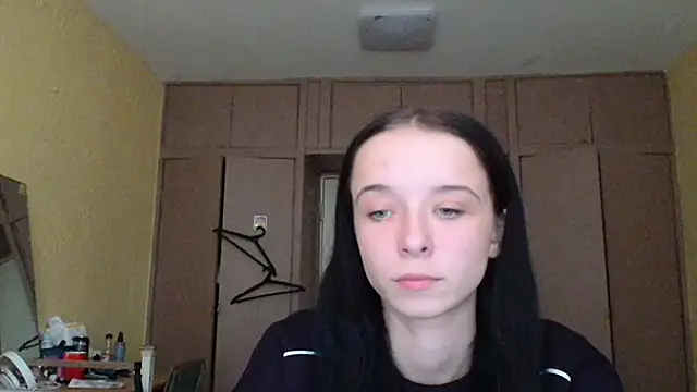 Snapshot of Emilia_Light chatting on 10-12-25, 09:10 Emilia Light online show from 10-12-25, 09:10