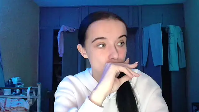 Snapshot of Emilia_Light chatting on 10-19-25, 09:45 Emilia Light online show from 10-19-25, 09:45