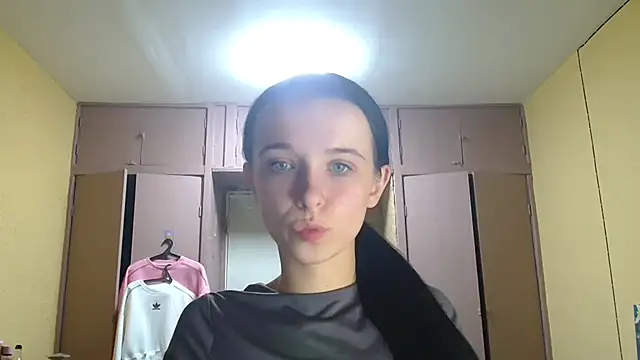 Snapshot of Emilia_Light chatting on 10-04-25, 06:42 Emilia Light online show from 10-04-25, 06:42