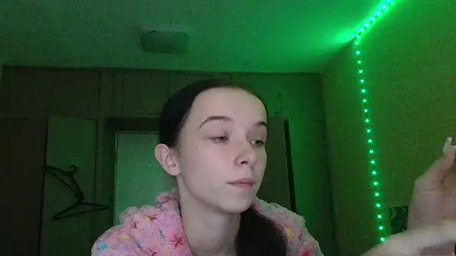 Snapshot of Emilia_Light chatting on 10-10-25, 06:58 Emilia Light online show from 10-10-25, 06:58