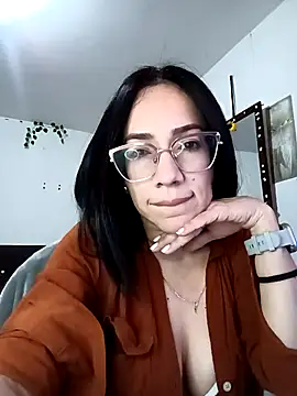 Snapshot of YaraDuartee chatting on 10-21-25, 02:11 YaraDuartee online show from 10-21-25, 02:11