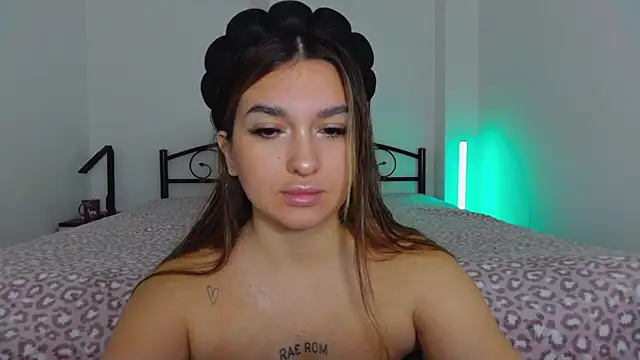 Snapshot of YourEmily_xx chatting on 10-21-25, 07:19 YourEmily xx online show from 10-21-25, 07:19