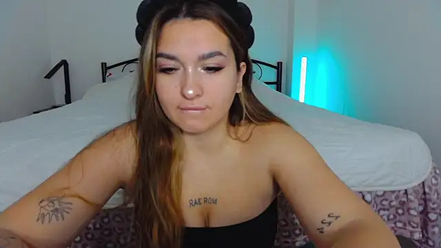 Snapshot of YourEmily_xx chatting on 10-20-25, 06:48 YourEmily xx online show from 10-20-25, 06:48