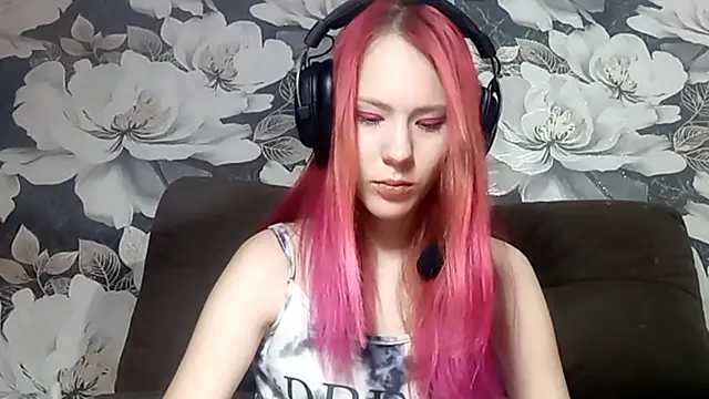 LiaCusson online show from 10-20-25, 05:35