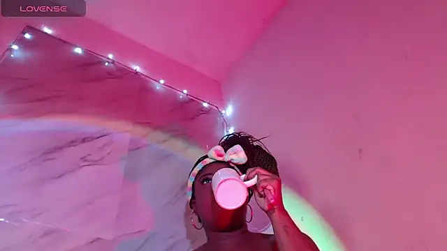 Snapshot of GraceMaceeyx2 chatting on 11-12-25, 11:58 GraceMaceeyx2 online show from 11-12-25, 11:58