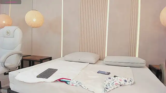 beca winn online show from 10-10-25, 07:15