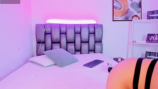 Caroline Millerr online show from 12-01-25, 07:48