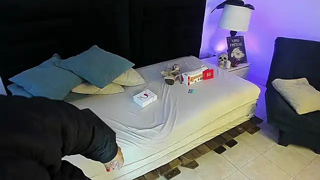 KateValencia online show from 10-27-25, 01:01