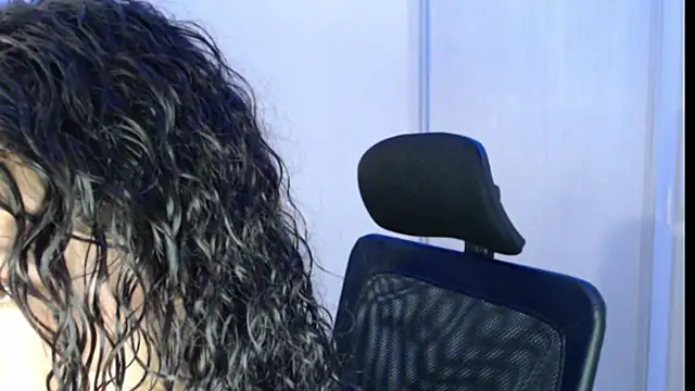 Snapshot of Ivonnybonn chatting on 10-17-25, 10:22 Ivonnybonn online show from 10-17-25, 10:22