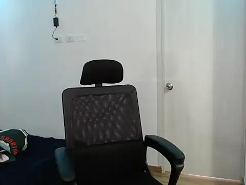 Snapshot of Ivonnybonn chatting on 10-14-25, 04:29 Ivonnybonn online show from 10-14-25, 04:29