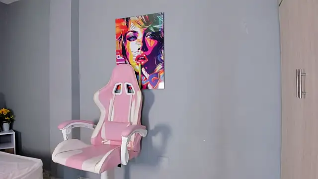 Snapshot of Athenea__fox chatting on 12-20-25, 11:57 Athenea fox online show from 12-20-25, 11:57