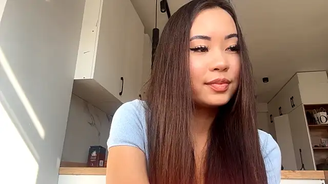 Snapshot of Ur_neighbor_Kira chatting on 10-08-25, 09:11 Ur neighbor Kira online show from 10-08-25, 09:11
