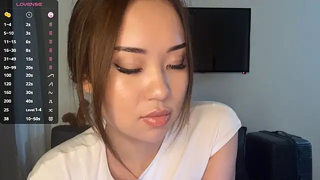 Ur neighbor Kira online show from 05-28-26, 03:18