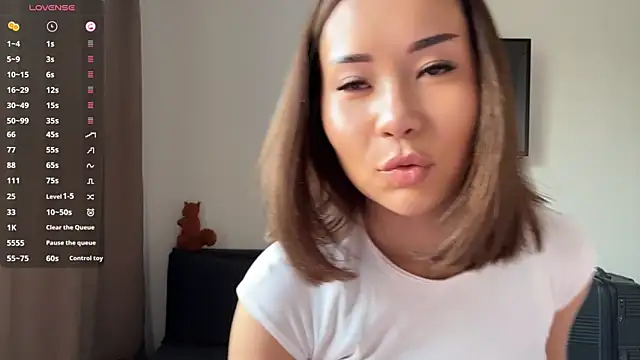 Ur neighbor Kira online show from 05-17-26, 01:33