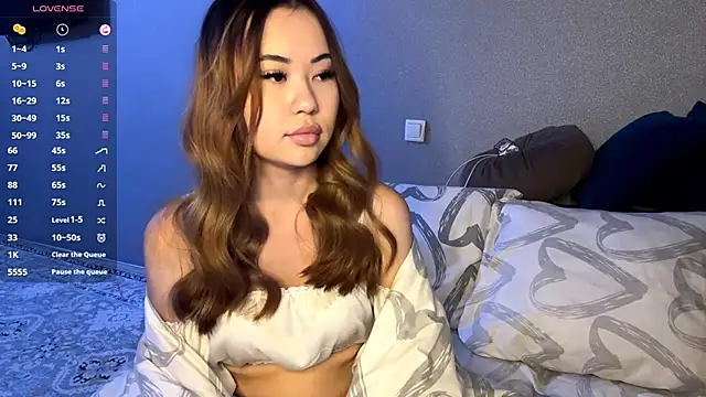 Ur neighbor Kira online show from 01-17-26, 12:20