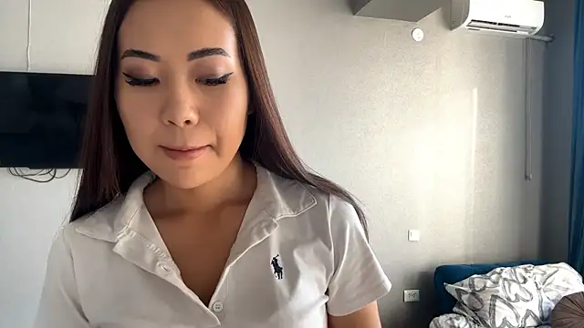 Ur neighbor Kira online show from 11-26-25, 08:03