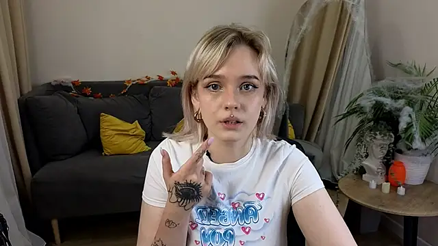 Snapshot of MayWins chatting on 10-29-25, 09:25 MayWins online show from 10-29-25, 09:25