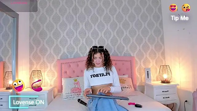 Snapshot of kendallspears_1 chatting on 10-18-25, 03:41 kendallspears 1 online show from 10-18-25, 03:41