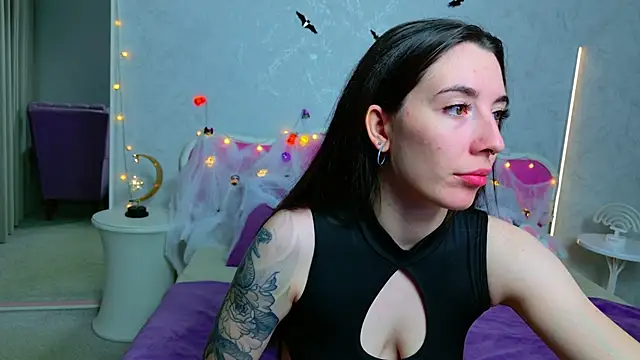 Curious Lily online show from 10-28-25, 01:06