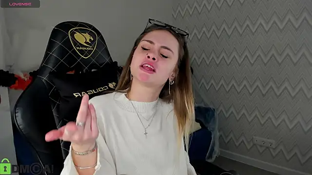 KarinaBroks online show from 10-31-25, 08:44