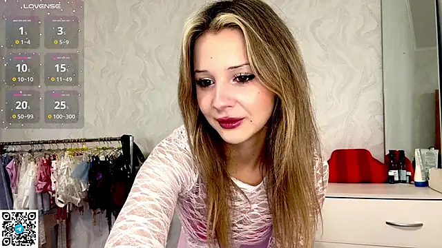 Snapshot of LindyEckland chatting on 10-10-25, 12:28 LindyEckland online show from 10-10-25, 12:28