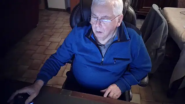 Snapshot of Alain633 chatting on 03-09-26, 04:43 Alain633 online show from 03-09-26, 04:43