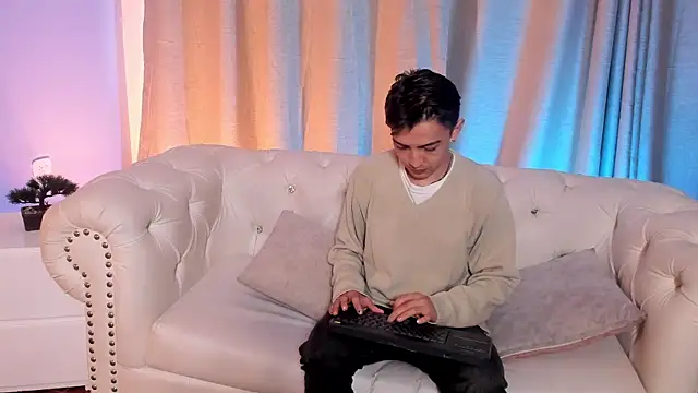 Snapshot of Lian_Miller1_ chatting on 10-04-25, 12:28 Lian Miller1 online show from 10-04-25, 12:28