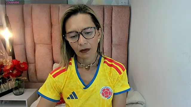 Snapshot of Issa_Milf__ chatting on 07-03-26, 03:29 Issa Milf online show from 07-03-26, 03:29