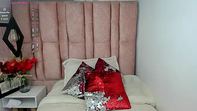 Snapshot of Issa_Milf__ chatting on 06-16-26, 01:33 Issa Milf online show from 06-16-26, 01:33
