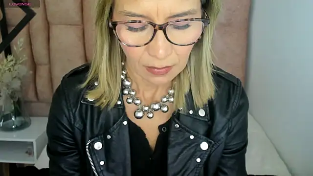 Issa Milf   online show from 05-26-26, 01:31