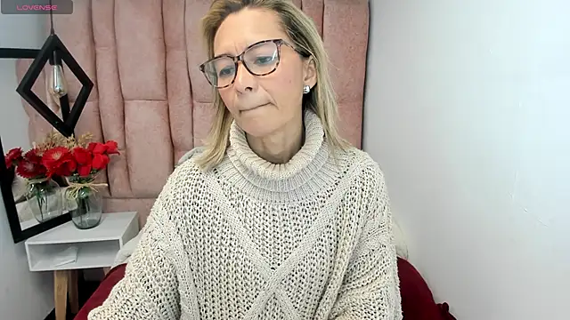 Snapshot of Issa_Milf__ chatting on 06-15-26, 01:55 Issa Milf online show from 06-15-26, 01:55