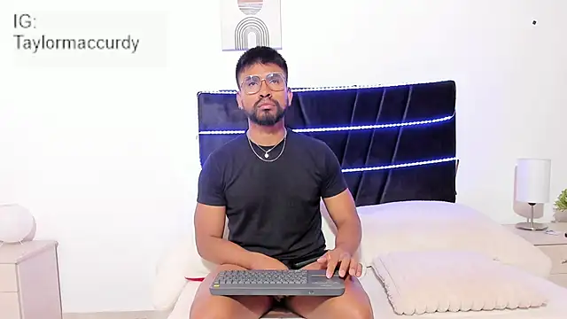 Taylormaccurdy  online show from 11-26-25, 02:06