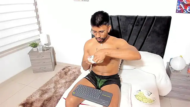 Taylormaccurdy  online show from 10-24-25, 02:49