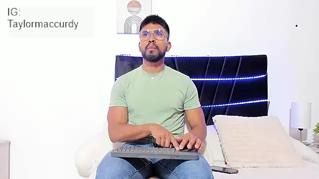 Taylormaccurdy  online show from 11-20-25, 02:07