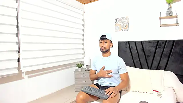 Taylormaccurdy  online show from 10-06-25, 02:51