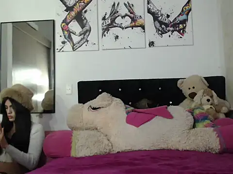 Redvelvett22 online show from 10-18-25, 05:20