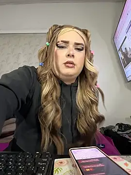 Redvelvett22 online show from 10-31-25, 07:16