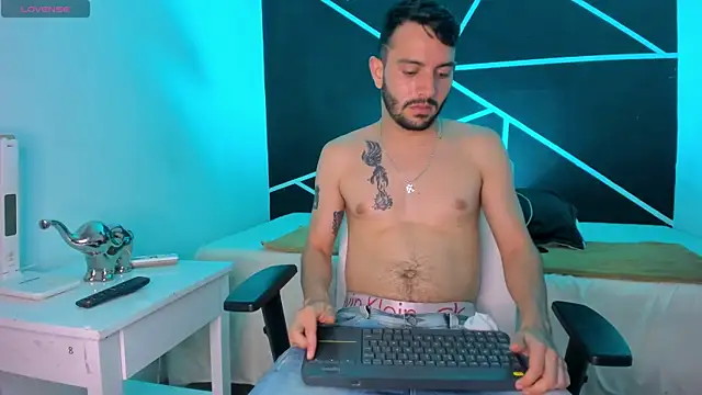 VynnyBlacke  online show from 10-14-25, 09:25