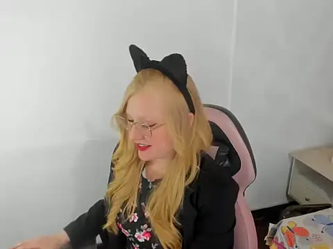 Snapshot of AliceCat_01 chatting on 10-12-25, 06:37 AliceCat 01 online show from 10-12-25, 06:37