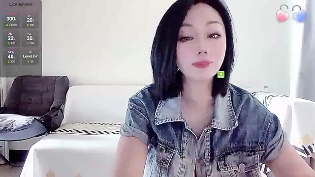Snapshot of Smile-- chatting on 10-15-25, 02:32 Smile-- online show from 10-15-25, 02:32