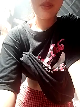 Snapshot of Tuelam_xx chatting on 10-19-25, 02:58 Tuelam xx online show from 10-19-25, 02:58