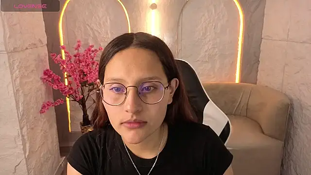 Snapshot of Nyx_Tamy_Tx_ chatting on 10-20-25, 01:00 Nyx Tamy Tx  online show from 10-20-25, 01:00