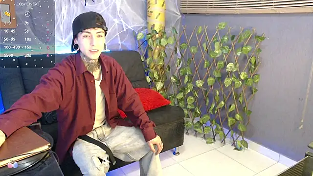Snapshot of Kuregari_xs chatting on 10-24-25, 05:06 Kuregari xs online show from 10-24-25, 05:06