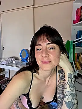 Snapshot of dandanbarr chatting on 10-31-25, 04:03 dandanbarr online show from 10-31-25, 04:03