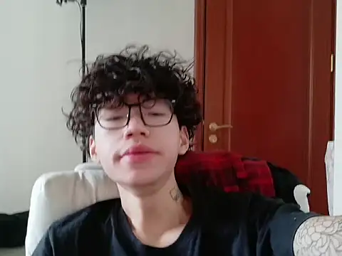 Snapshot of hangzi-0011 chatting on 09-30-25, 07:36 hangzi-0011 online show from 09-30-25, 07:36