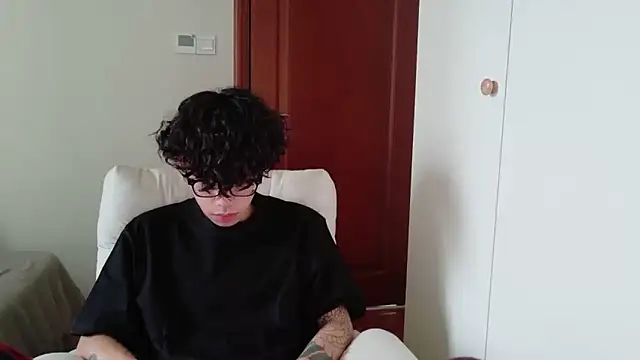 Snapshot of hangzi-0011 chatting on 10-19-25, 06:05 hangzi-0011 online show from 10-19-25, 06:05