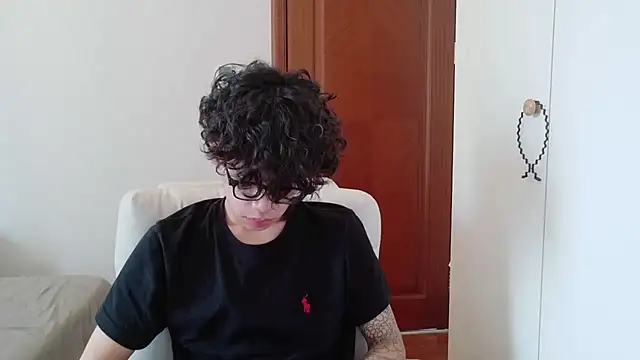 Snapshot of hangzi-0011 chatting on 10-15-25, 07:38 hangzi-0011 online show from 10-15-25, 07:38