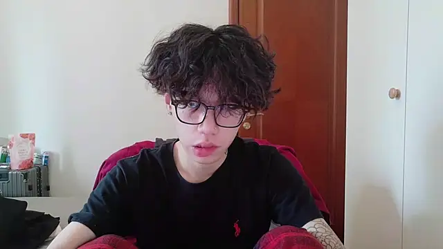 Snapshot of hangzi-0011 chatting on 10-17-25, 05:55 hangzi-0011 online show from 10-17-25, 05:55